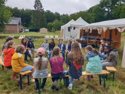Reunion enfants bivouac bois
